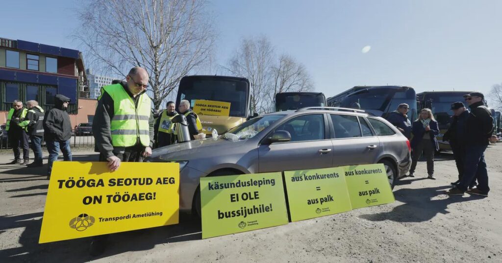 バスの運転手たちは抗議した。合格する代わりに、より多くの実際の労働時間を必要とする