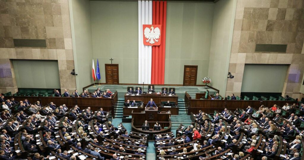 市民連合の明らかな利点は、PiS への支持率が 20 パーセント未満であることです。新しい投票があります