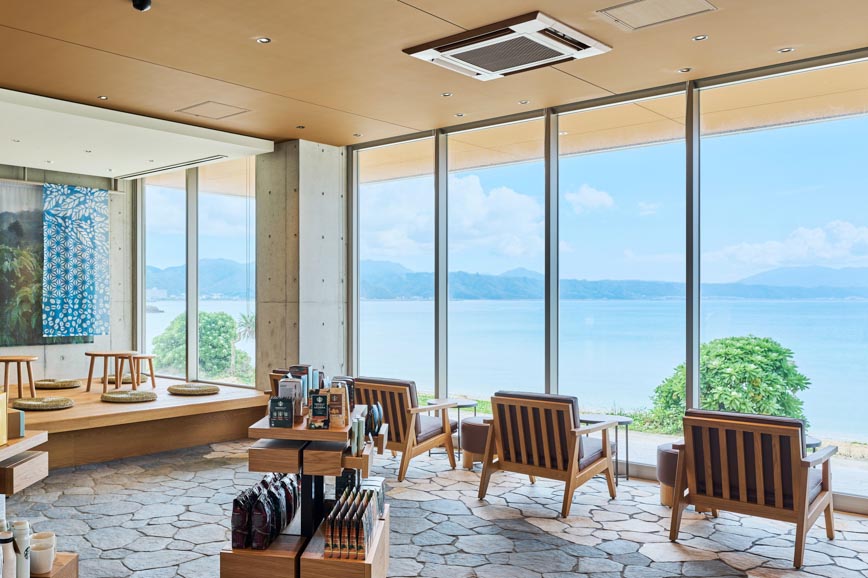 スターバックス、沖縄名護市に海まで数十歩の新店舗 - Impress Watch