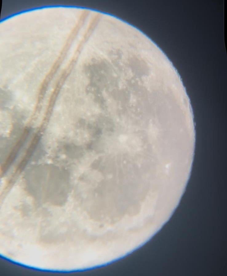 ベルギーで今夜見られる飛行機雲のあるフラワームーン