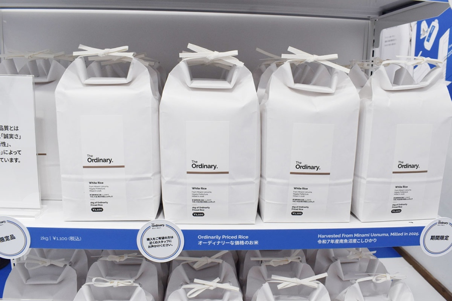 本物のお米「オーディナリー ライス」（南魚沼産コシヒカリ 2kg、1100円）も販売。「オーディナリー(通常価格)」を意識