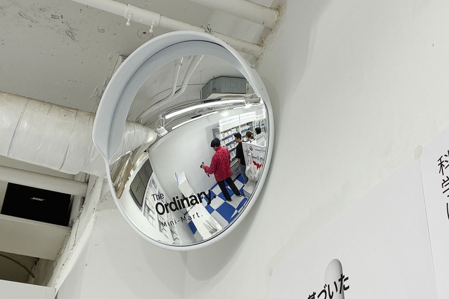 店内にはコンビニでお馴染み、あのミラーも