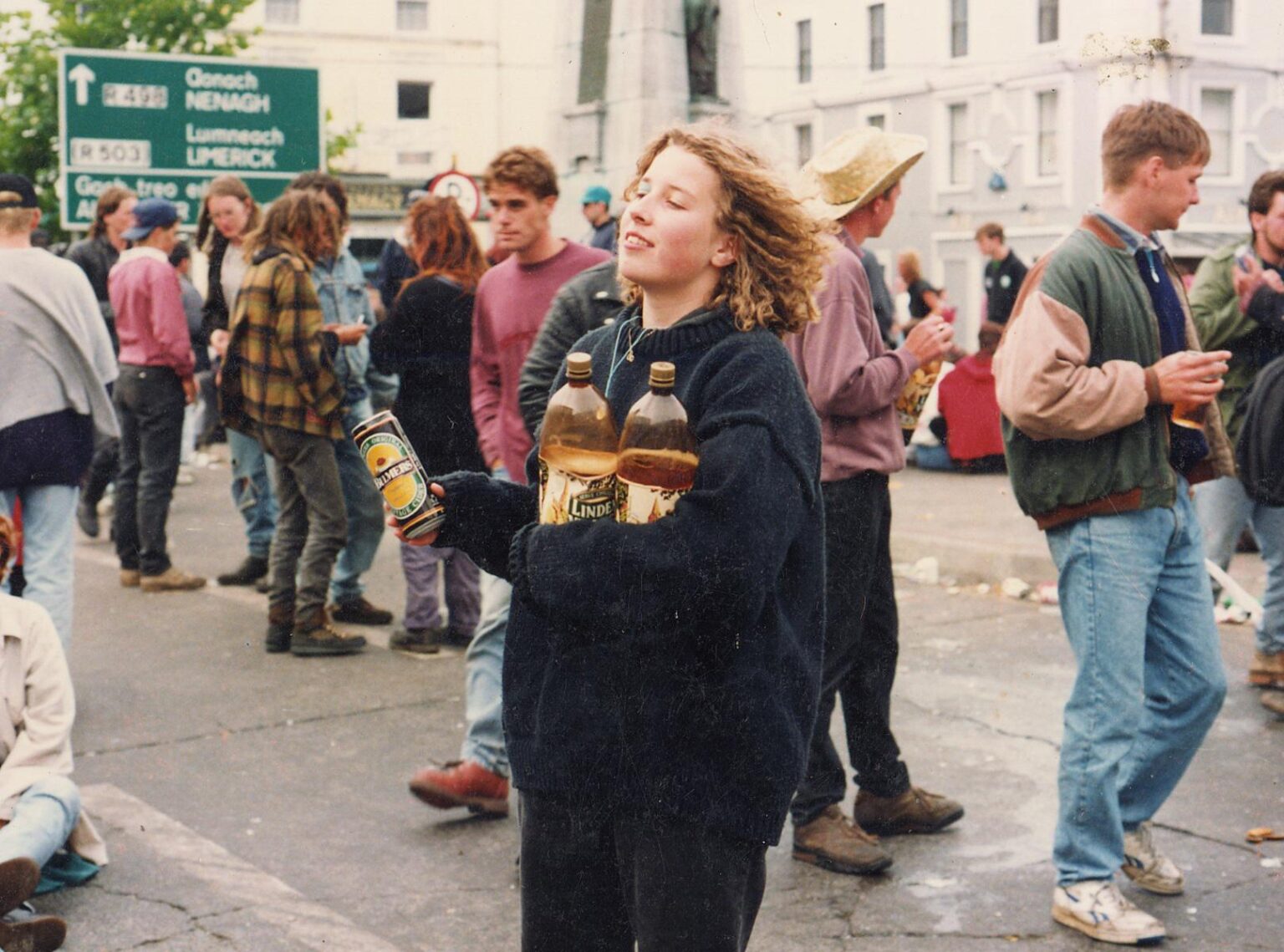 目に見えないところに電話はなく、誰もがただこの瞬間を生きています。 (フェイル音楽祭、サーレス、1992)