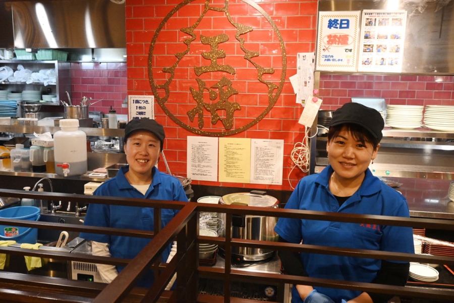 スタッフの李美さん＆呉百翠さんによる、手作りの豚まんや水餃子が食べられる