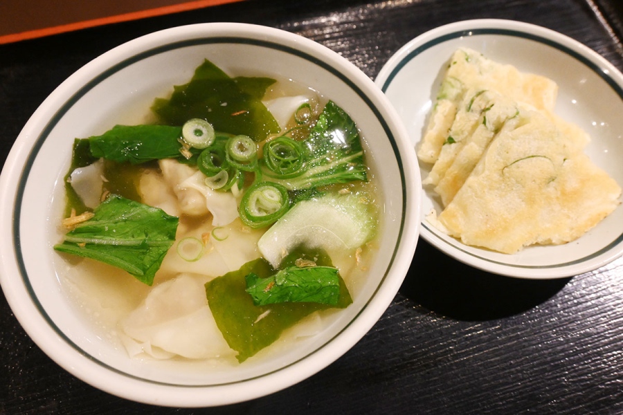 モーニングBセット（630円）。ワンタンスープとピン（中華風おやき）