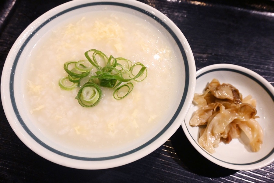 ザーサイ付きの玉子粥。優しい味わいにホッとする。単品だと330円とよりお得に
