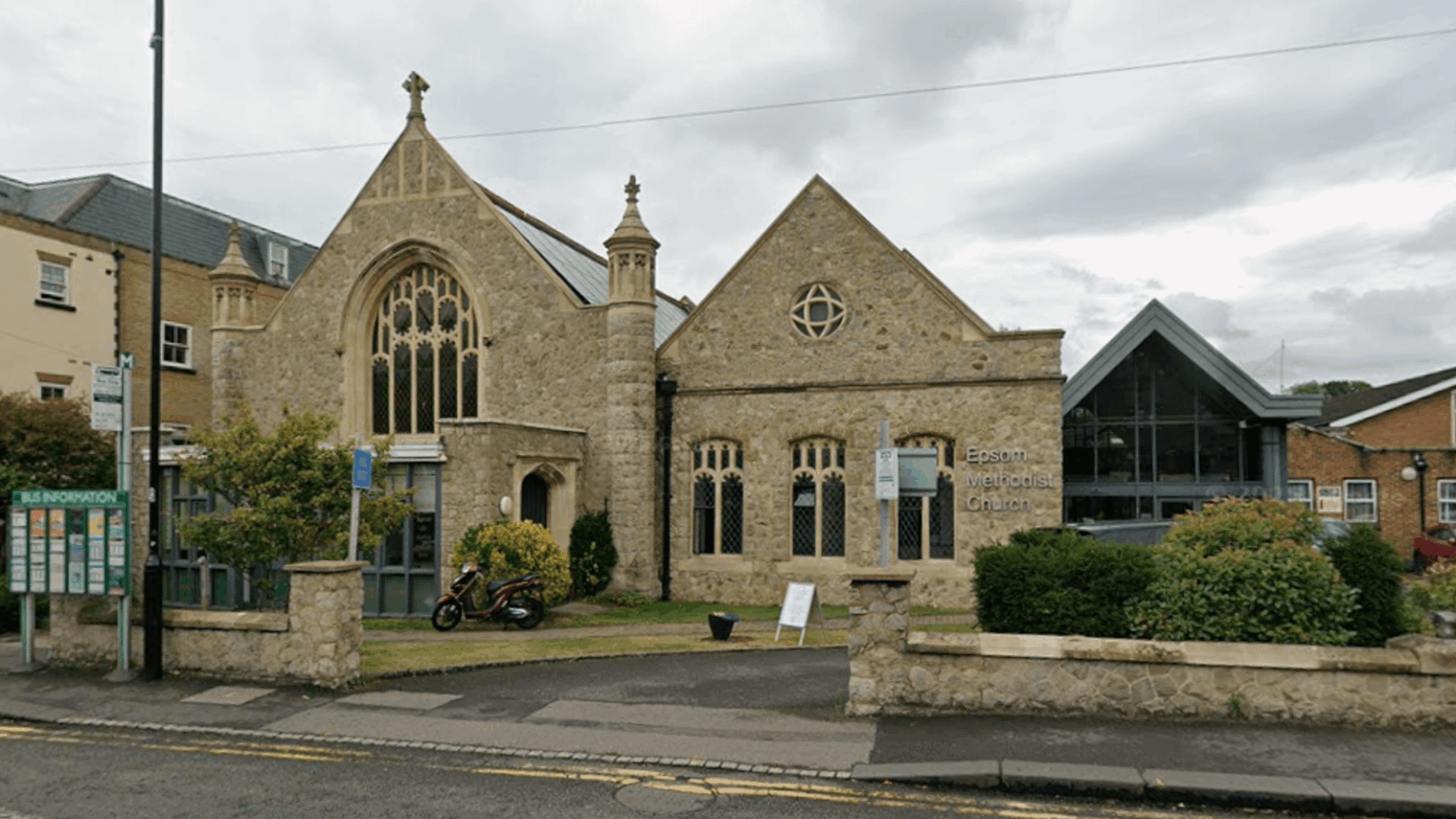 エプソムで難民申請者の抗議活動を引き起こした強姦容疑の「証拠はない」と警察が発表