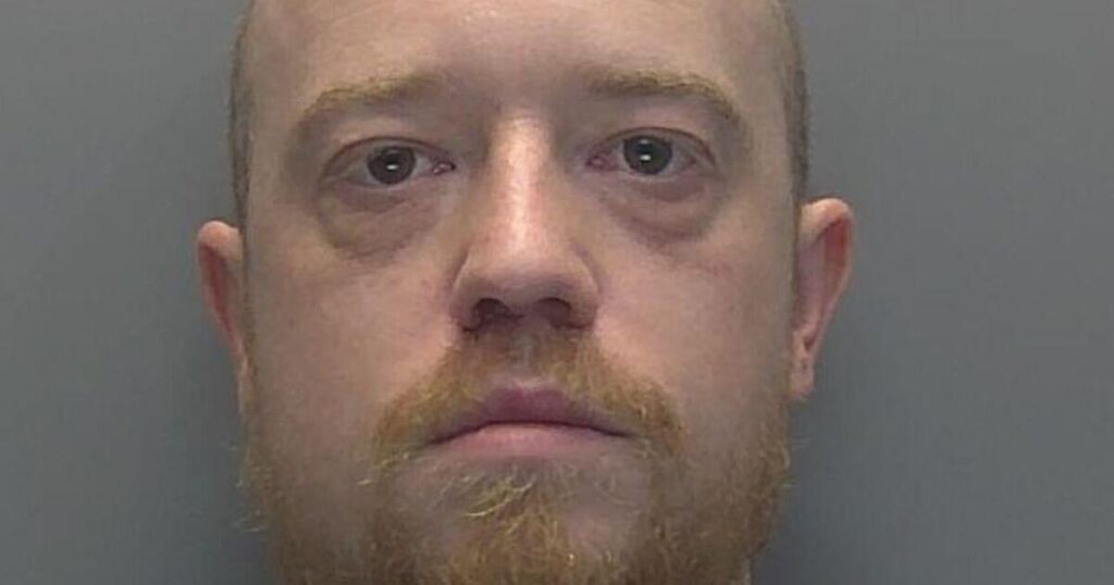 会社のWhatsAppの画像を性器の写真に変更した電気技師に投獄