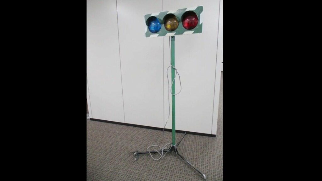 信号機模型が倒れ小2女子が軽傷 小学校の交通安全教室で「管理意識低かった…」30年前の模型を修繕し使い続けたか 土台に破損 広島