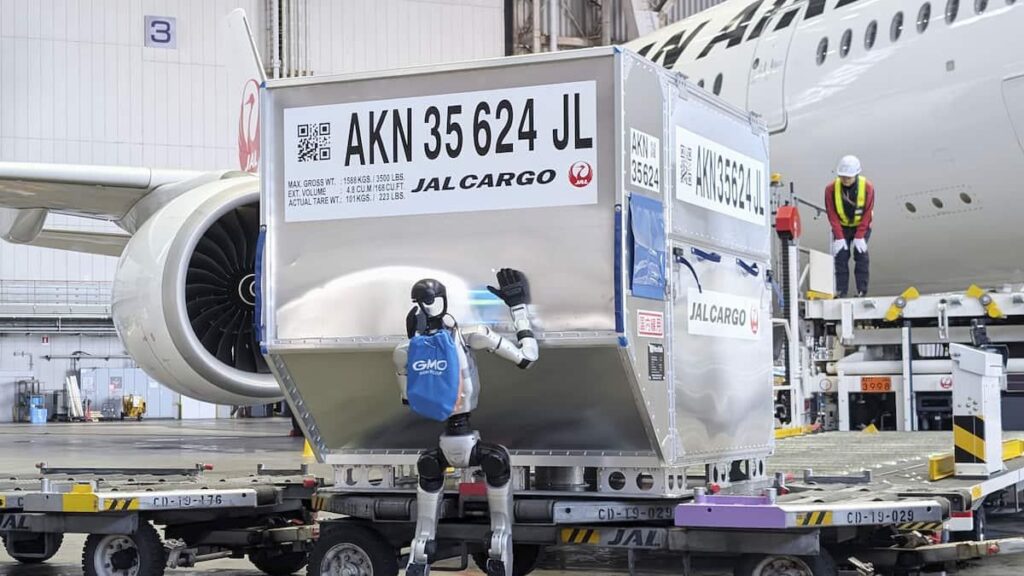 日航が人型ロボの実証実験、空港で荷物運搬 国内初、人手不足対応で
