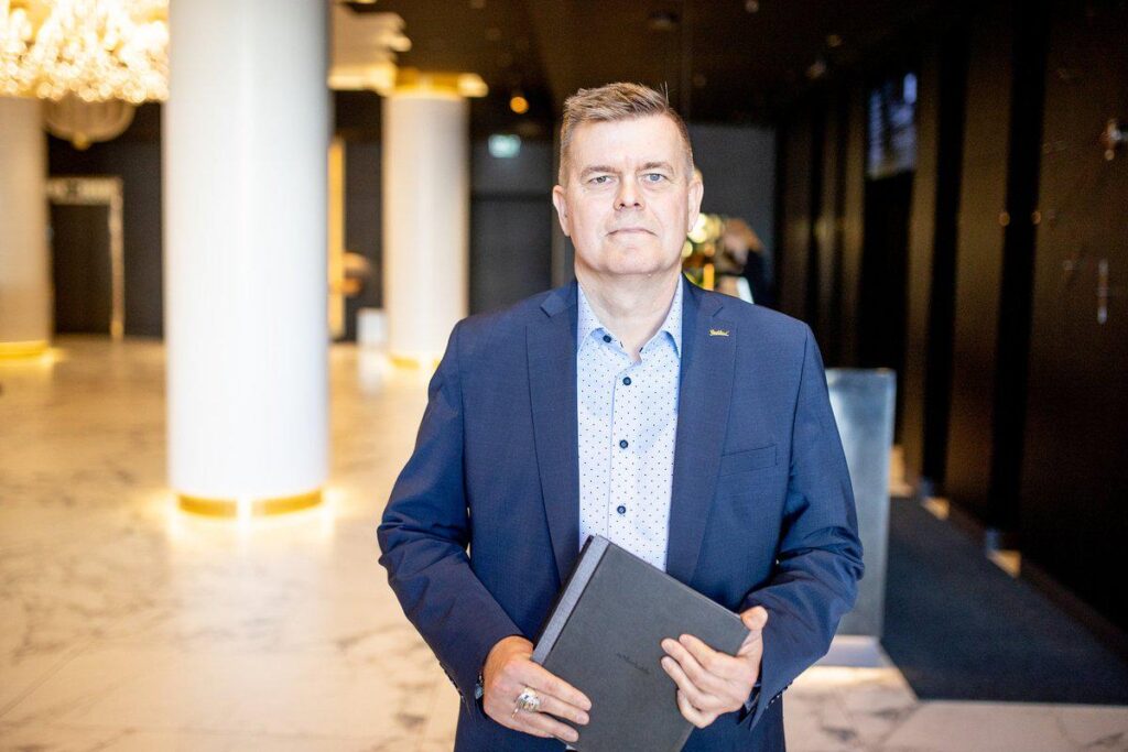 雇用主は賃金指令の保留を支持