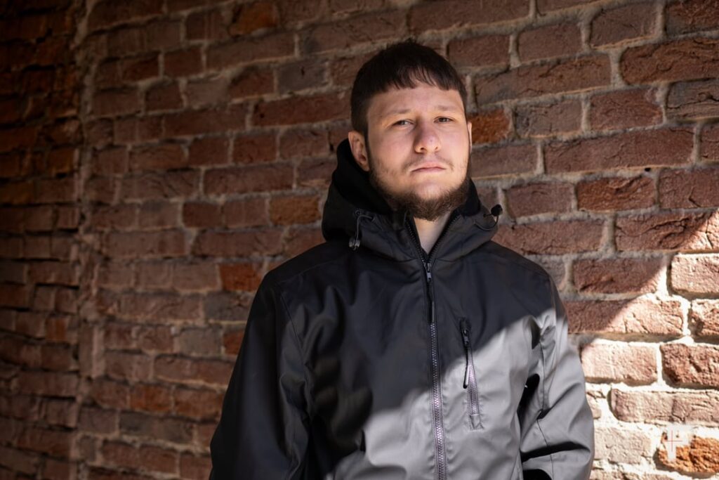 「新しい拷問方法にはもう驚きませんでした」と捕らわれの身から解放された海兵隊員は言う。彼の双子の弟は拘束されたままだ。