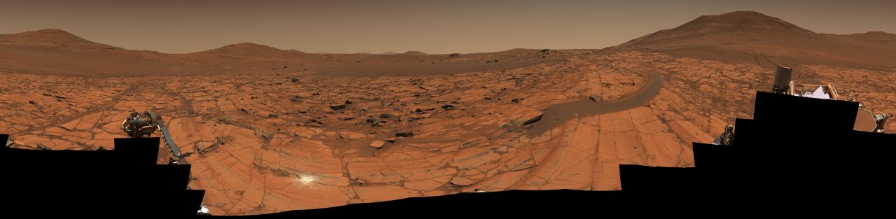 NASAの火星探査車「Perseverance」が撮影した火星のパノラマ（自然色バージョン）。2025年5月26日に取得した96枚の画像を合成して作成されたもの（Credit: NASA/JPL-Caltech/ASU/MSSS）