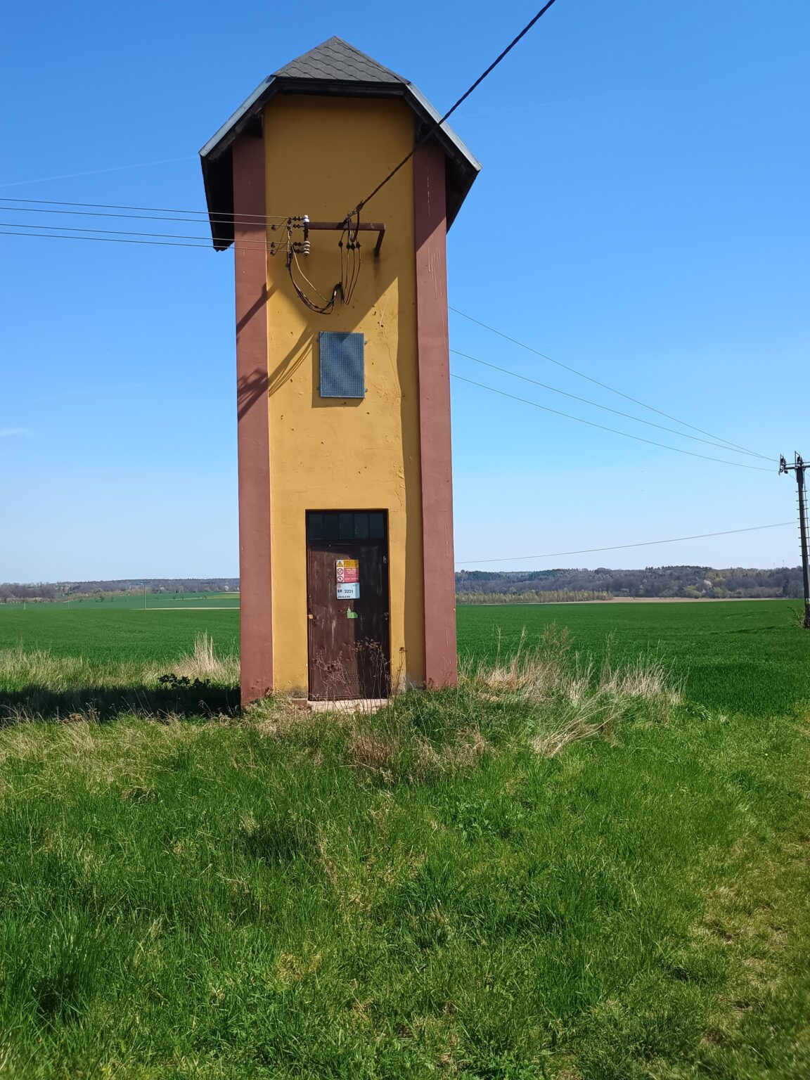 子供の頃は、城の天守閣か番所か何かだと思っていました...