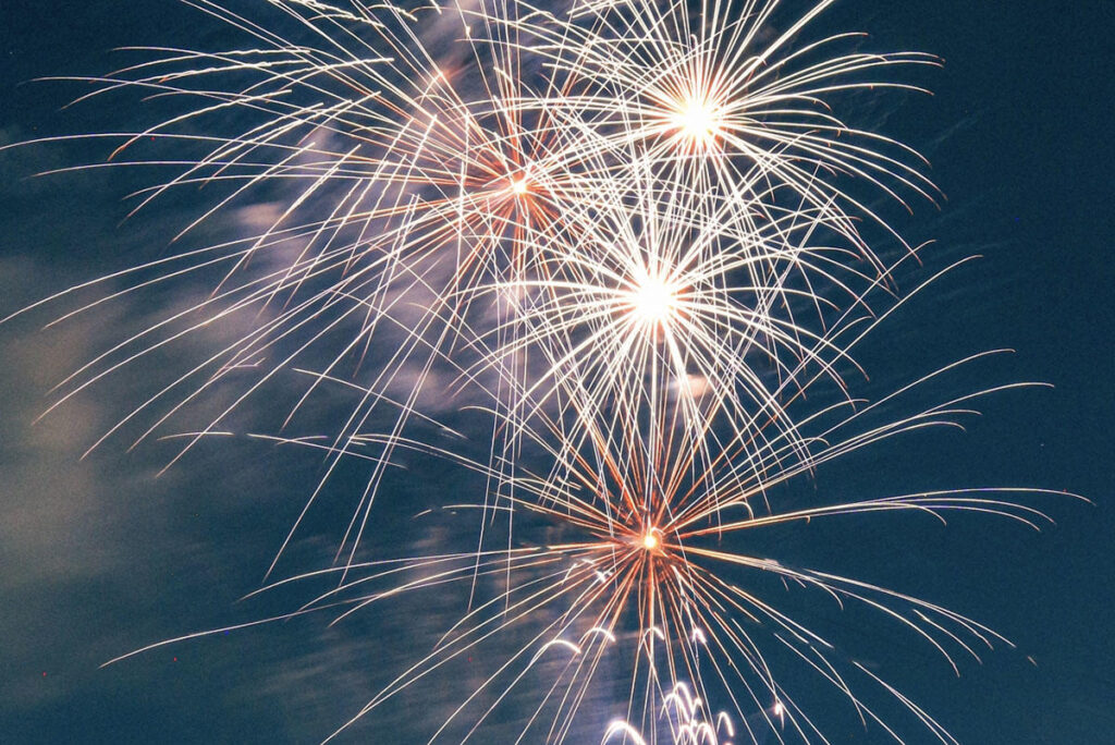 【2026】中井中央公園「花見で花火」が本日開催(神奈川・中井町) | 夜景FANマガジン 本日開催予定「花見で花火2026」雨天で延期に 中井中央公園 | 夜景FANマガジン