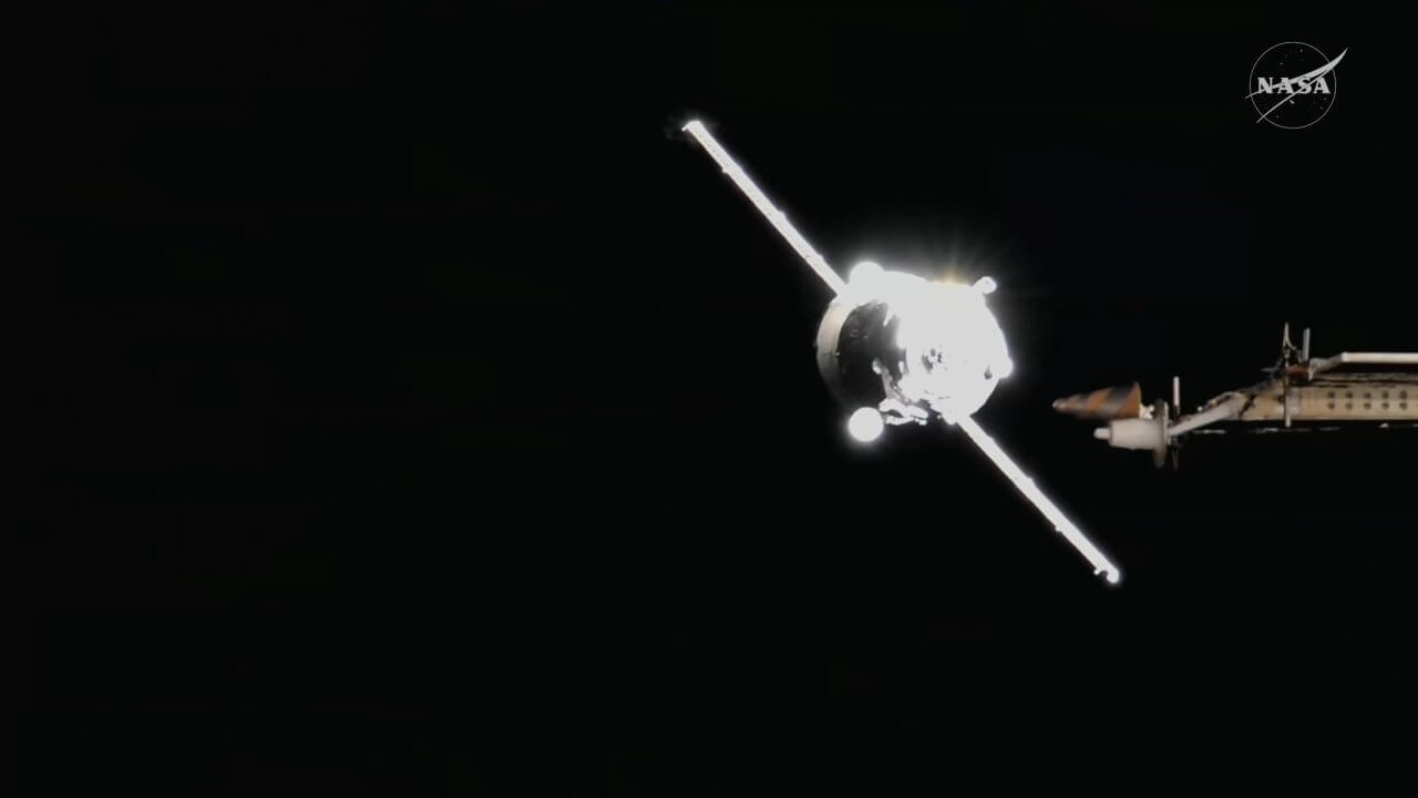 ISS（国際宇宙ステーション）に接近する補給船「Progress MS-34」。NASAのライブ配信から（Credit: NASA）