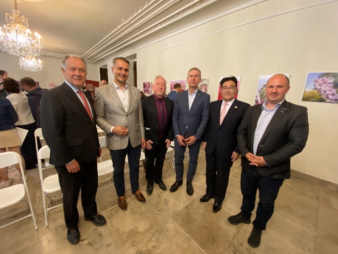 NX Germany Bratislava Branch Transports Cherry Blossom Drawings ... | NIPPON EXPRESS HOLDINGSのプレスリリース