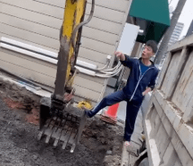 日本人男性が川口の解体現場に侵入し、作業中の重機に足をかけ「外国人がー」と連呼　危険な妨害行為を社長が撮影・激怒