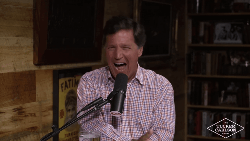 タッカー・カールソン、ショーン・ハニティについて：「ローマ法王について『ねえ、聖書読んだことある？』と言うのは、ある種のケーブルニュースの考え方が必要だ。それは面白いね。」