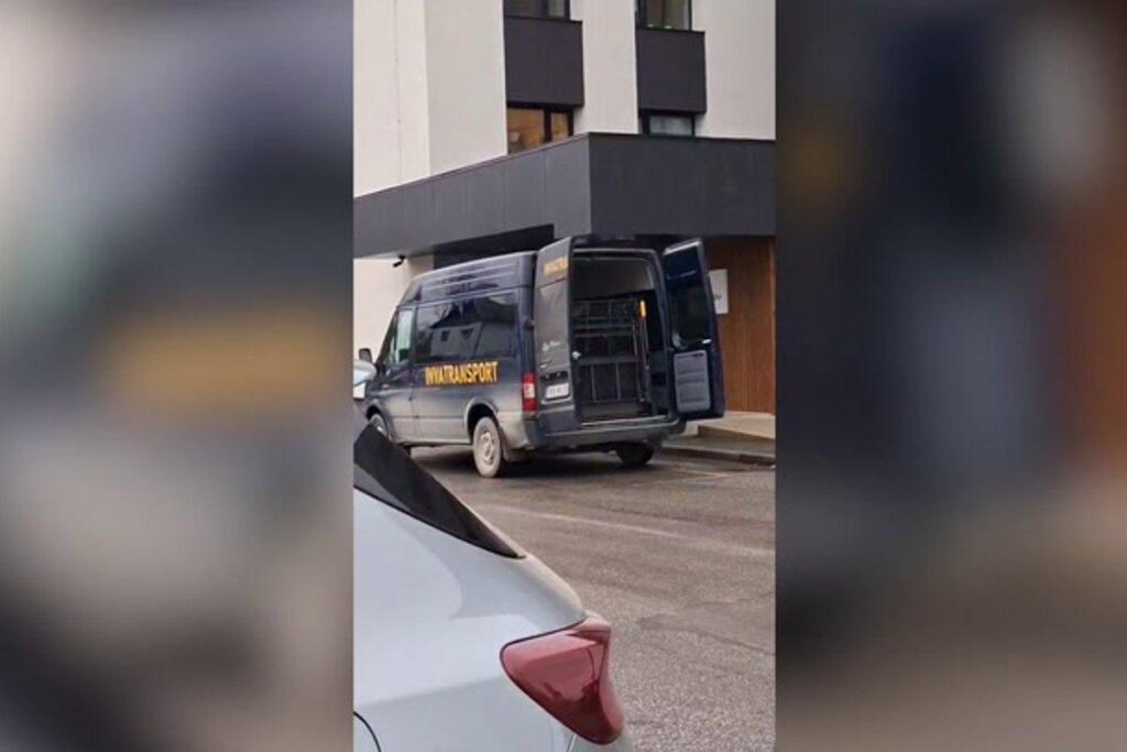 誰もチェックしてないよ。同社は担架を運ぶ許可のない車でUTクリニックとピフラコドゥの寝たきり患者を搬送している