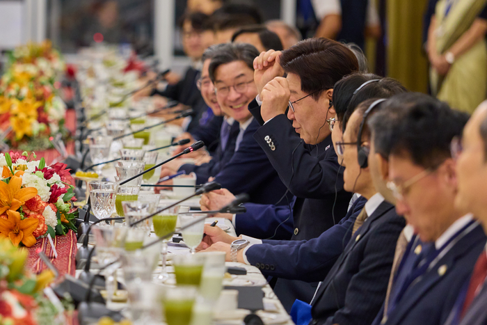 魏聖洛（ウィ&middot;ソンラク）国家安保室長と鄭義宣（チョン&middot;ウィソン）現代車グループ会長が20日（現地時間）、インド&middot;ニューデリーのバラットマンダファームコンベンションセンターで開かれた韓-インドビジネスフォーラムで挨拶を交わしている。 [連合ニュース]