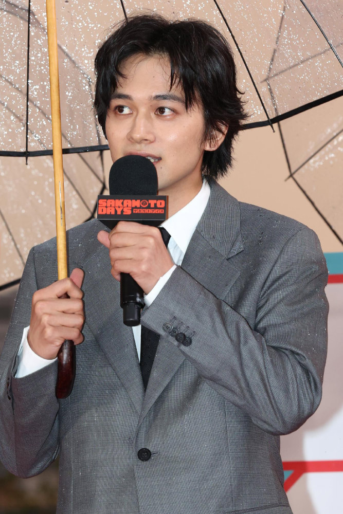 マイクを持っている北村匠海さん