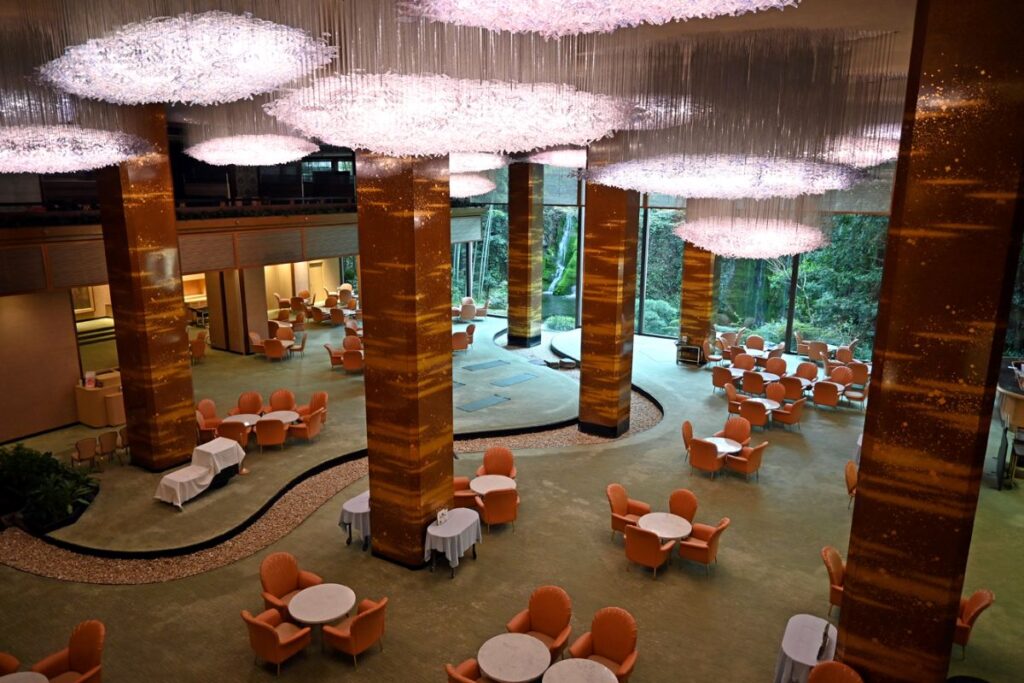 大阪を代表する名建築を「寝ころんで味わう」早朝7時スタート、週1回1時間の限定体験とは？ | Lmaga.jp