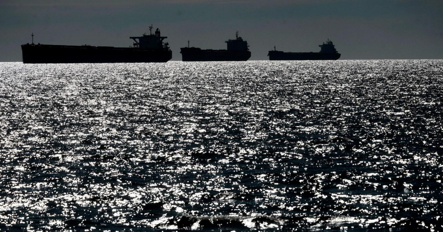 スターマーの脅威にもひるむことのないロシアの「影の艦隊」、約100隻の船が英国の海域を通過