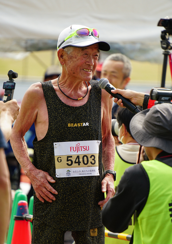 フィニッシュ後にインタビューに答える小口さん