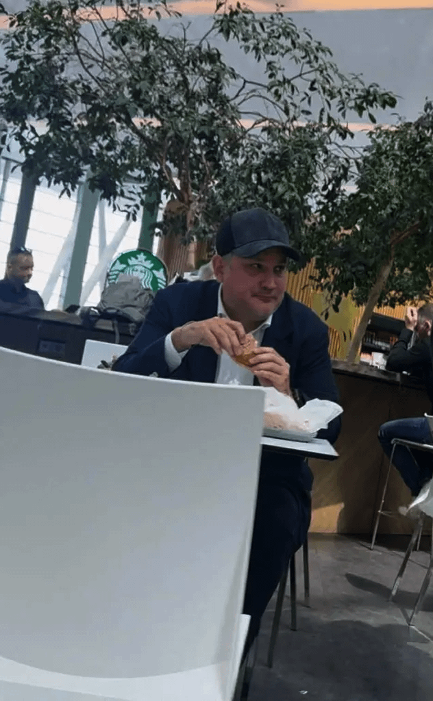 80万フォリントの高級スイートから空港でケンタッキーフライドチキンを食べる小市民に半月もかからずに移動するとき。彼はどのクラスに乗れるのだろうか？