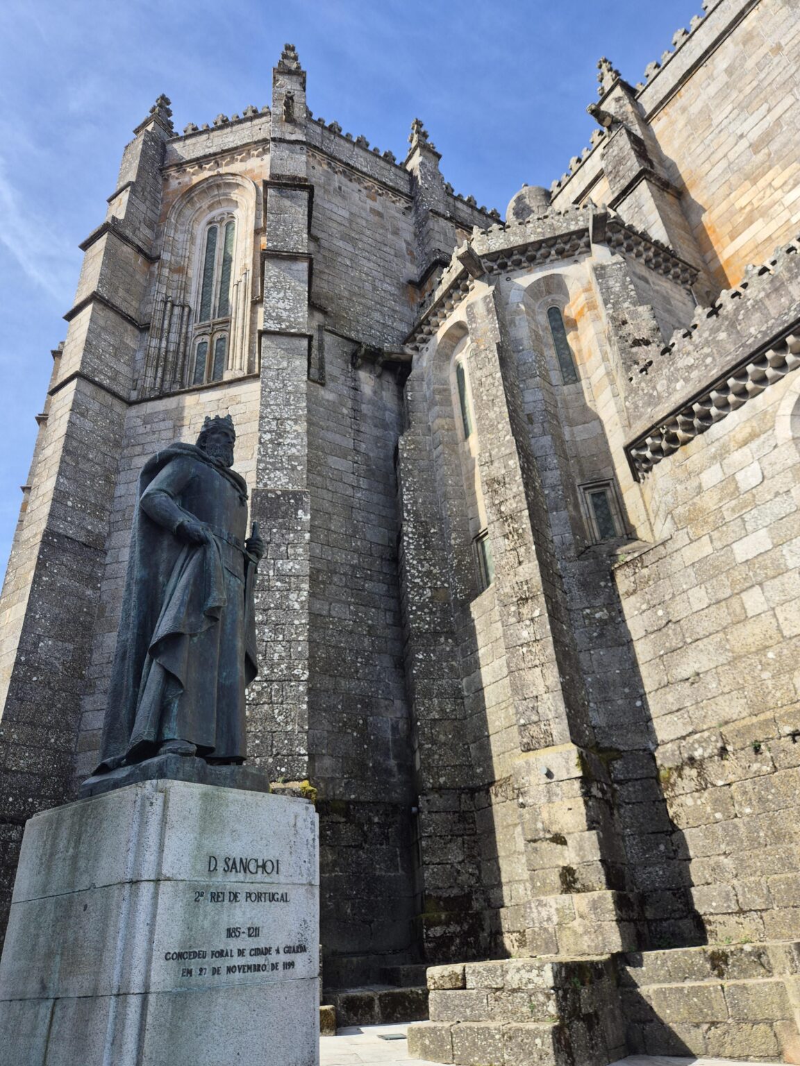 D. サンチョ 1 世の像、グアルダ