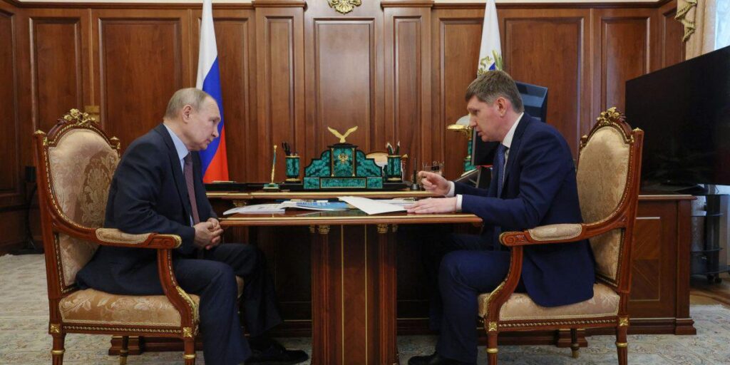 ロシア経済大臣、「埋蔵金はほぼ使い果たされた」と認める一方、共産主義議員はGDP縮小に伴う1917年のような革命を警告