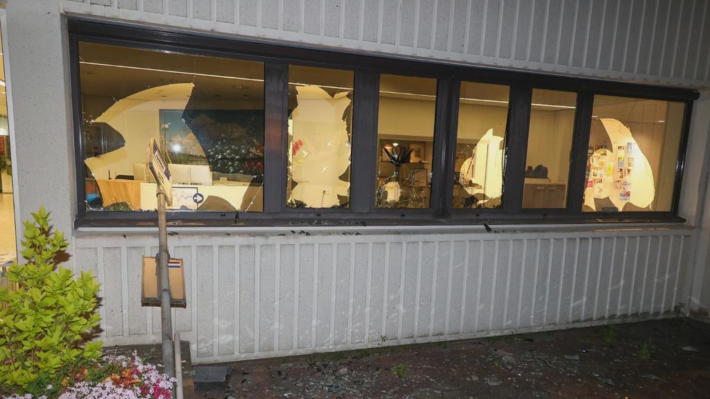 亡命受付のあるロースドレヒト市庁舎の窓ガラスが割られる