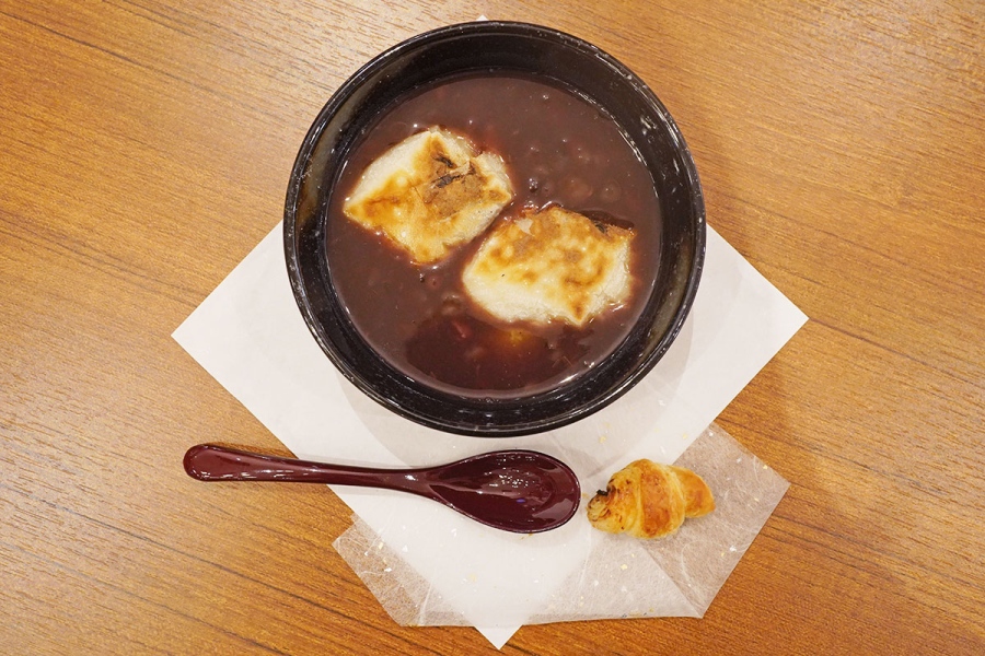 お餅と芋甘露入 ぜんざい〜塩昆布のミニミニクロワッサン添え〜（690円）（4月7日／Lmaga.jp撮影）