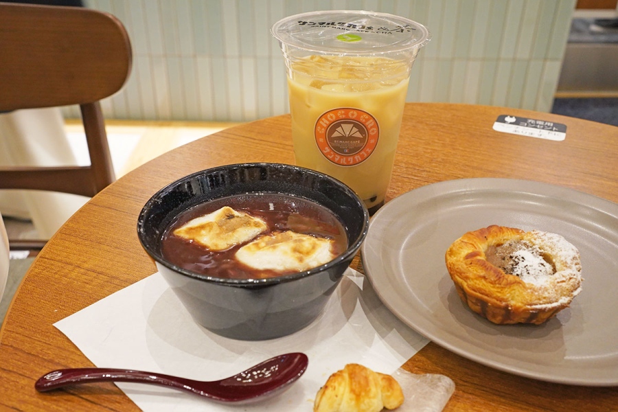「サンマルクカフェ＆茶」限定メニューの一部。写真上から時計回りに、黒糖タピオカ凍頂烏龍ミルクティー（720円）、紅茶のエッグタルト（260円）、お餅と芋甘露入 ぜんざい〜塩昆布のミニミニクロワッサン添え〜（690円）（4月7日／Lmaga.jp撮影）