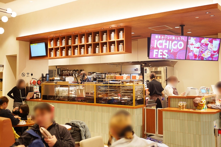 「サンマルクカフェ&茶 あべのキューズモール店」はグリーンのタイルのカウンターが印象的。カウンターの上には、茶葉の缶が並ぶ（4月7日／Lmaga.jp撮影）