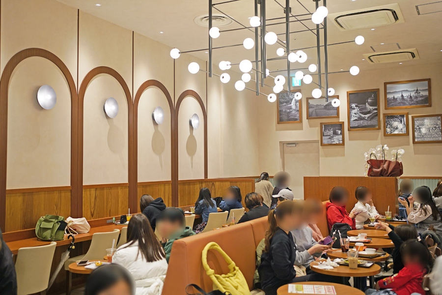 平日14時30分頃にもかかわらず、50席の座席はほぼ満席（4月7日／Lmaga.jp撮影）