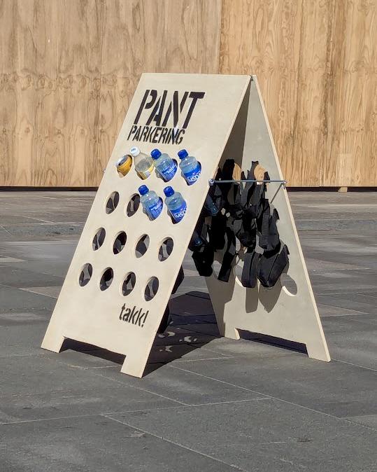 ノルウェーでは、ビンや缶をリサイクルすると少額のお金がもらえます。ボトルは貧しい人々やホームレスなどによって集められることが多い。私は「ボトルパーキング」（パンツパーキング）を作りました。これは、人々がボトルを回収するためにゴミの中を探す必要がないように、ボトルを置いておく簡単な方法です。