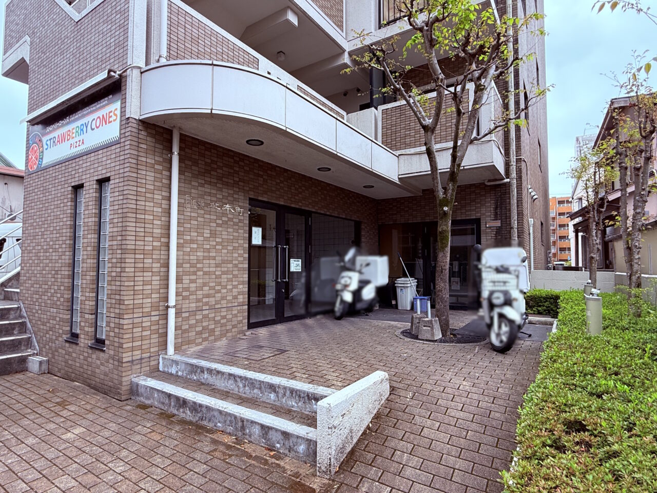 2026年3月31日に閉店した宅配ピザ「ストロベリーコーンズ 高知中央店」の外観