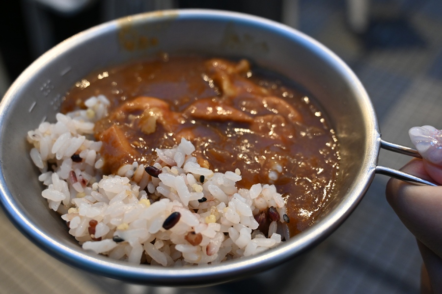 会場ではドリンクコーナーの近くにカレーと石狩汁を配布（Lmaga.jp撮影）