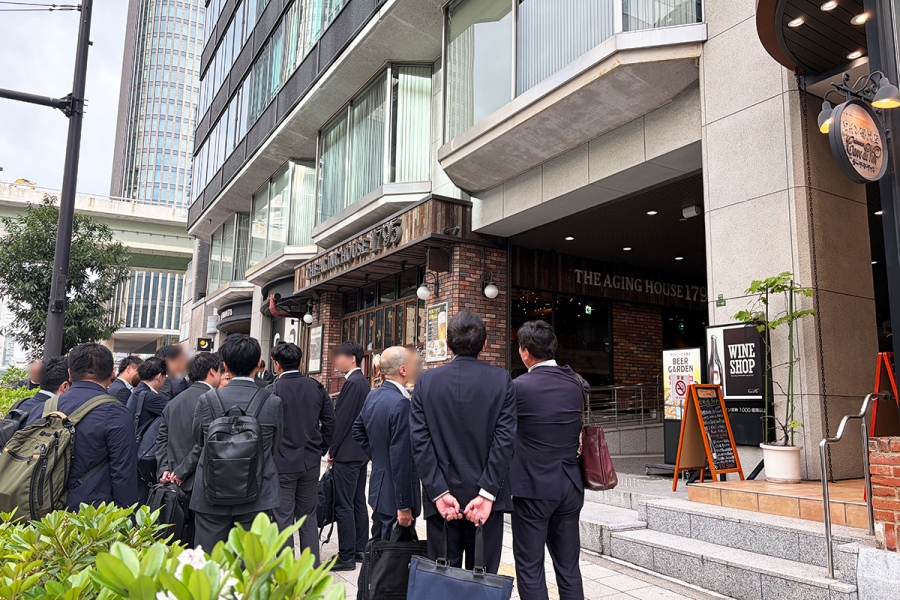 「サントリービル屋上ビアガーデン」にオープン前から多くの会社員が集う様子（Lmaga.jp撮影）