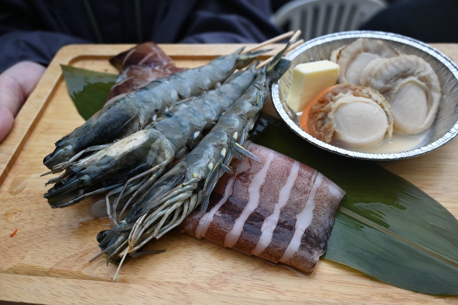 有頭海老・イカ・帆立のシーフード3種＆国産牛ロース・ハーブチキン・ソーセージの肉3種の「国産牛ロースとシーフードのBBQコース」（7000円、Lmaga.jp撮影）