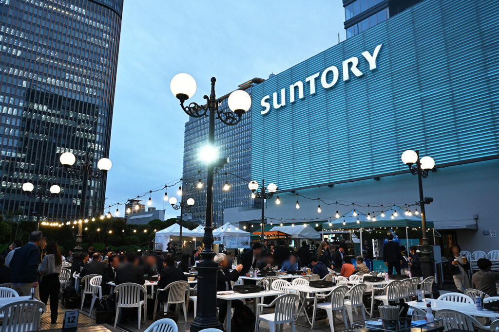 初日から大盛況…「サントリー」の屋上ビアガーデン開幕！“都会のど真ん中”で開放的 | Lmaga.jp