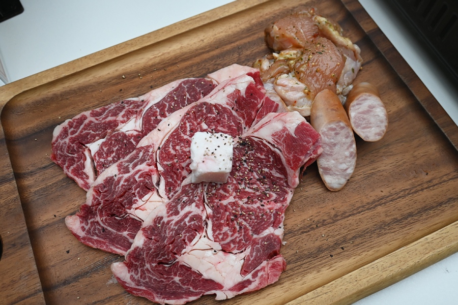 有頭海老・イカ・帆立のシーフード3種＆国産牛ロース・ハーブチキン・ソーセージの肉3種の「国産牛ロースとシーフードのBBQコース」（7000円、Lmaga.jp撮影）