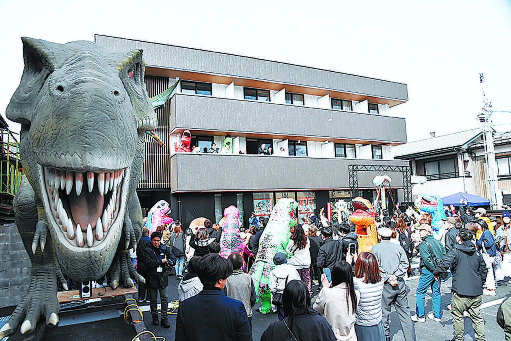 「白亜紀ダイナ荘」が完成　福井県立大恐竜学部の学生向け | 朝日ウイークリーデジタル(Asahi Weekly DIGITAL)日本語解説付きで読めて聴ける英字新聞
