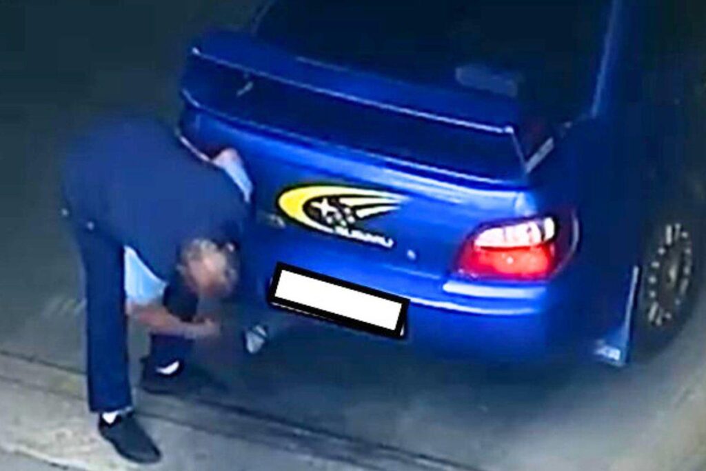 「この車は故障しています。」傍受された通話により、耐道路性試験中の偽造が判明