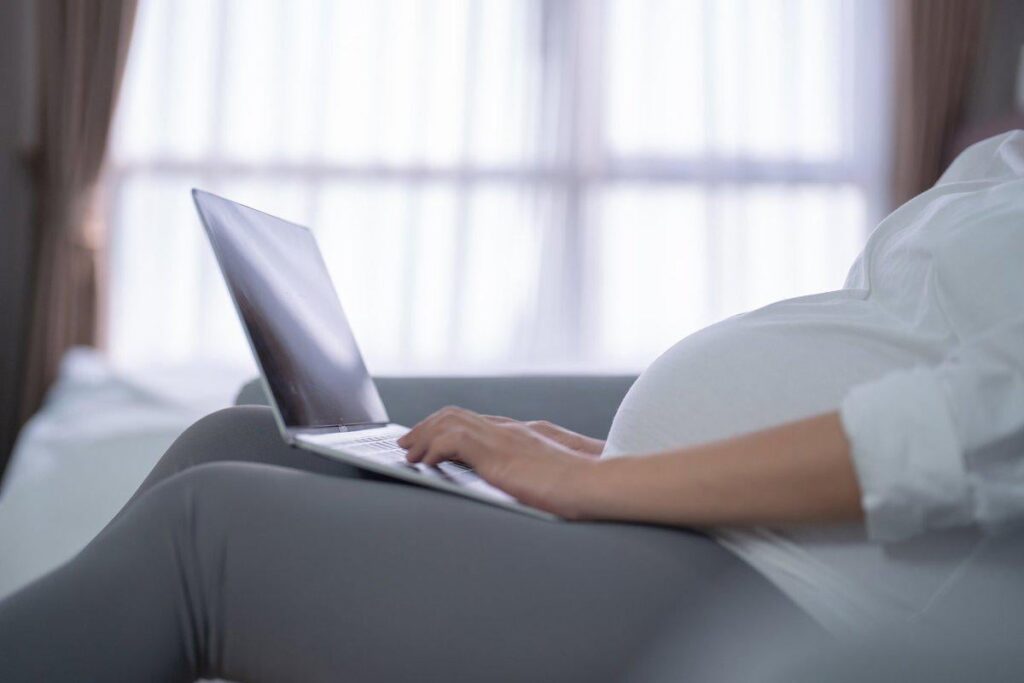 雇用主は、出血している妊婦が勤務時間中に医者に行くことを許可しなかった