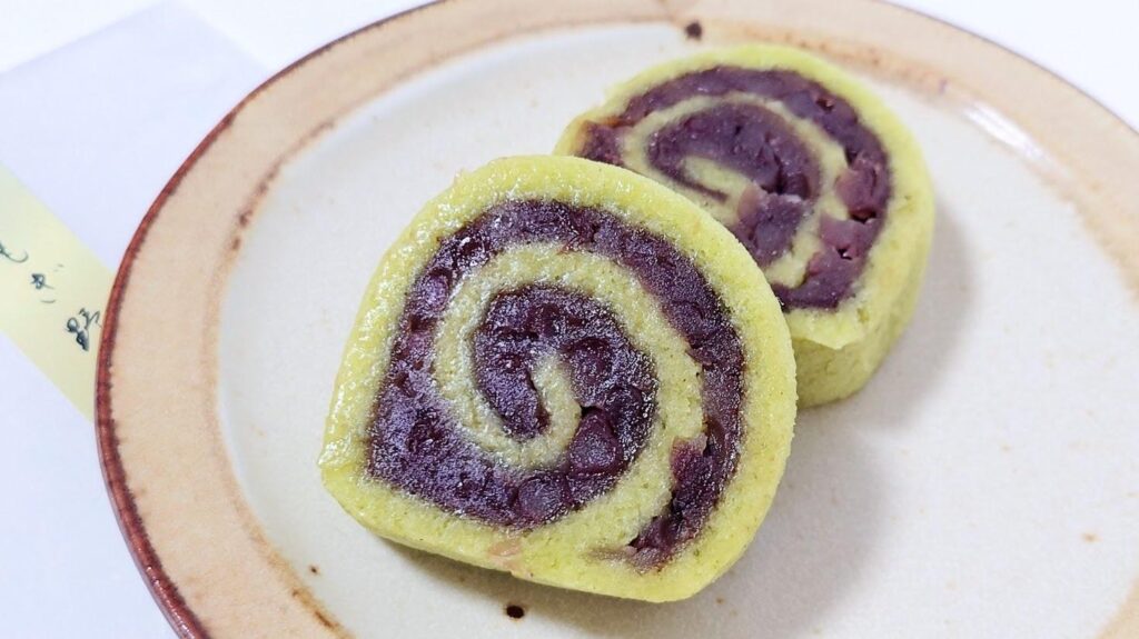 まるで和のロールケーキ！瑞々しいあんこを巻いた三英堂さんの「よもぎ野」は若い方にも好まれそう♪（柳谷ナオ） - エキスパート - Yahoo!ニュース