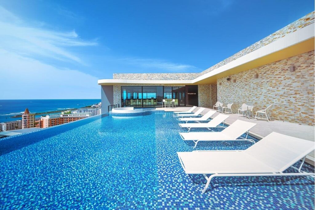 「リーガロイヤルリゾート沖縄 北谷」開業、海と街並みを望むコンドミニアム型ホテル - ファッションプレス