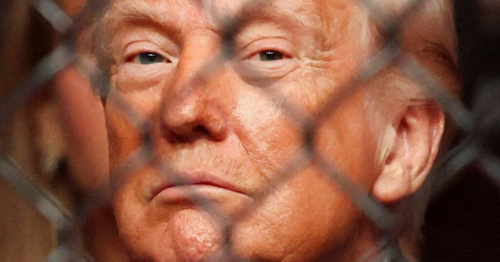 トランプ、バンスが和平交渉から逃亡中、UFCケージマッチ付近を闊歩